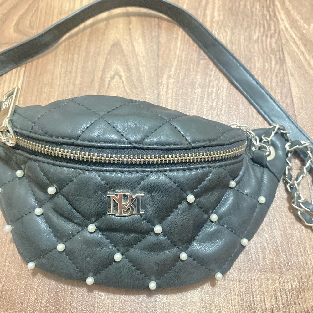 11C-BADGLEY MISCHKA BLACK VEGAN LEATHER
DIAMOND QUILTED  W/ PEARLS & CHAINS